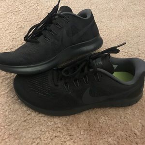 Black Nike free runs